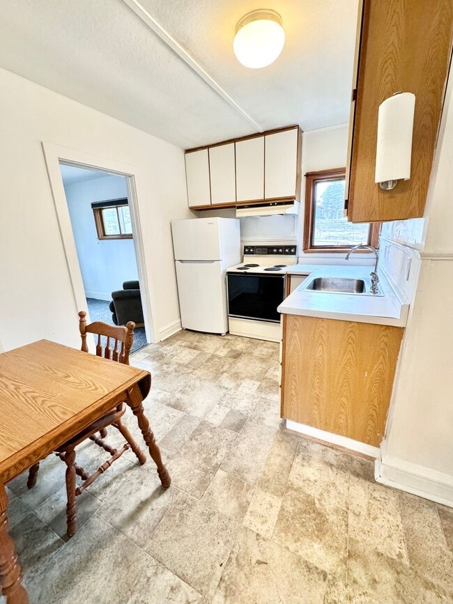 Building Photo - AVAILABLE August 15th - 2 BED, 1 BATH HOME