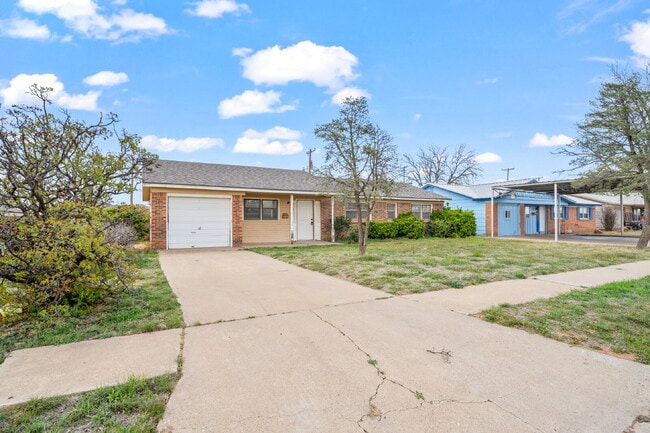 Building Photo - Cozy Home w/ Large Backyard, Minutes from TTU