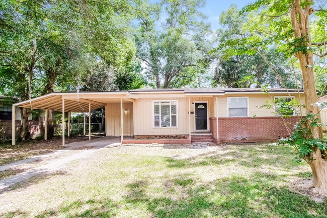 Building Photo - 6020 Woodside Dr