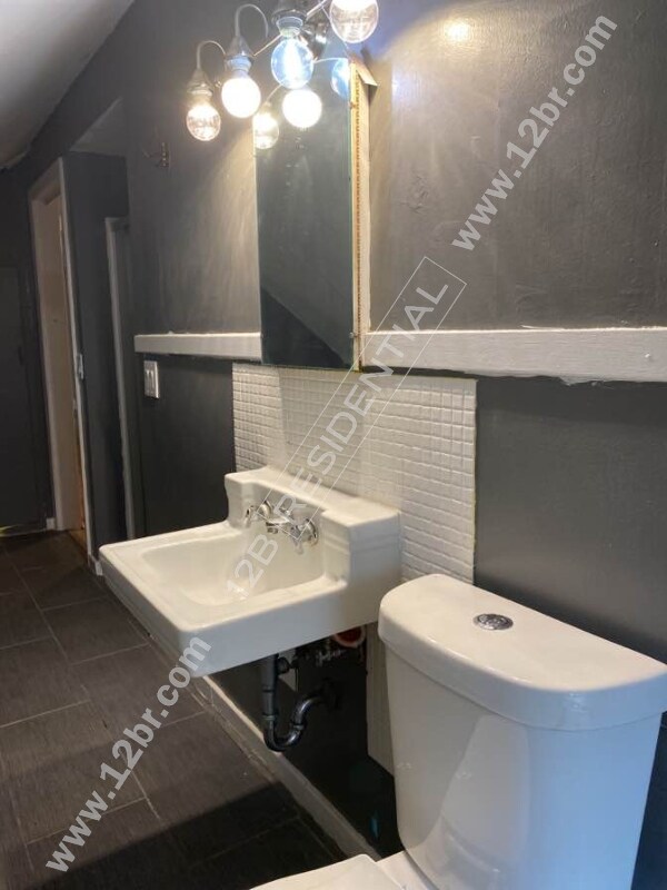 Building Photo - 2-Bedroom 3rd Story Unit in Toledo's Histo...