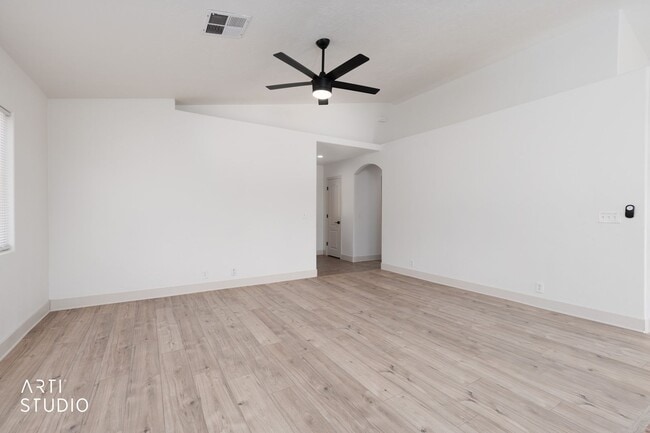 Building Photo - Beautifully Renovated 3-bedroom, 2-bathroom Home With 2-Car Garage in Beaver Dam, AZ!