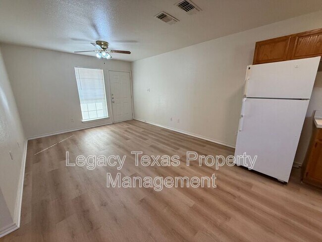 Building Photo - 701 Miracle Ln