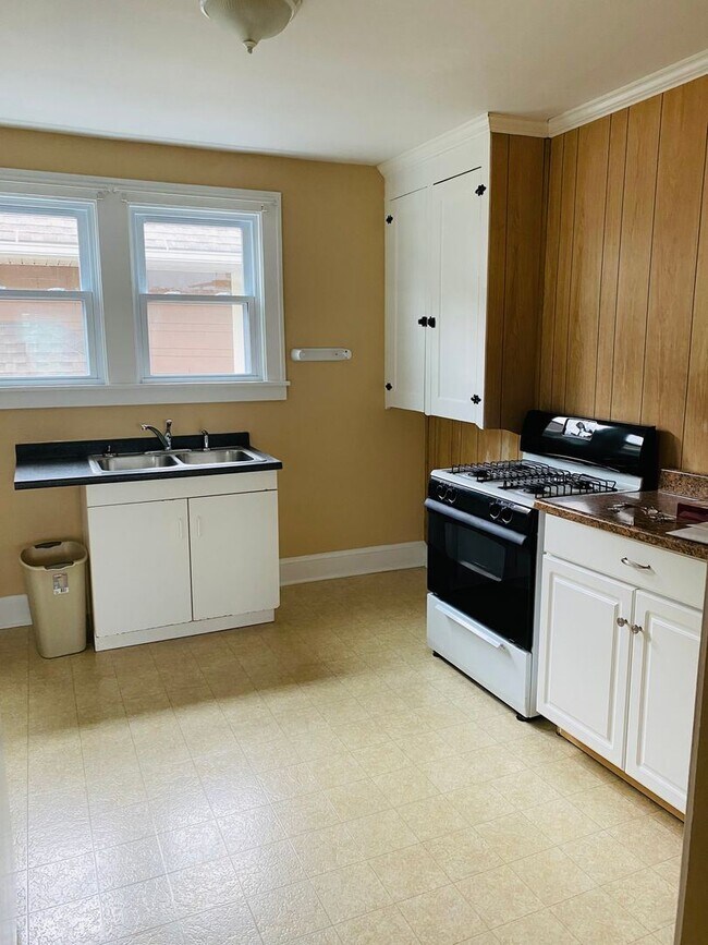 Building Photo - 2 br, 1 bath House - 561 Baldwin Ave