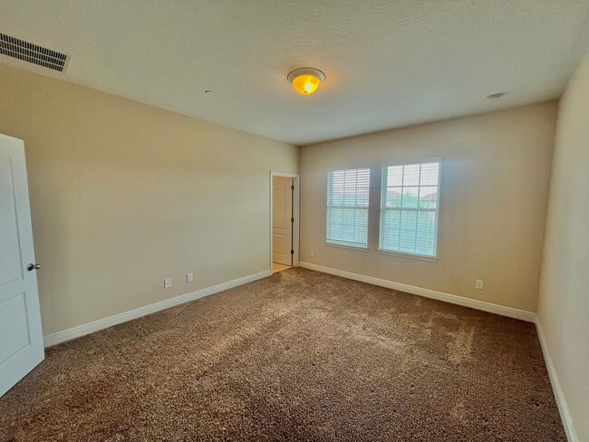 Building Photo - Spacious 4 Bed, 3.5 Bath Lake Mary Home in...