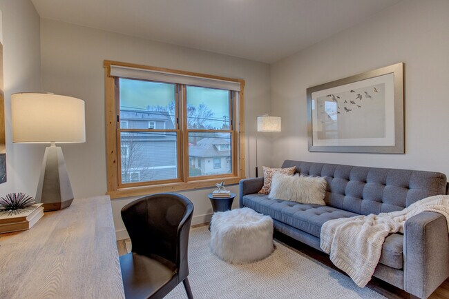Building Photo - Luxury top floor 2bd in the heart of Sellw...