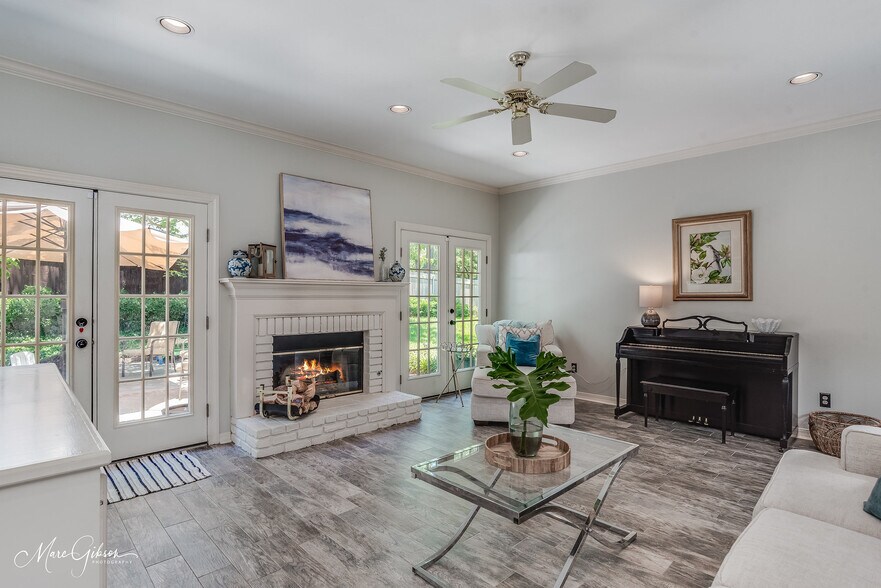 Building Photo - 1260 Capilano Dr