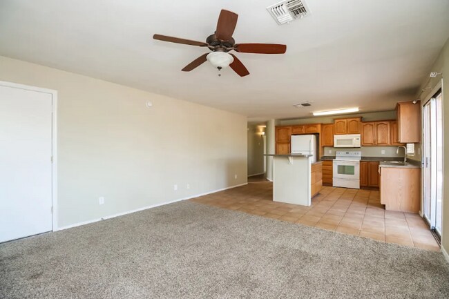Building Photo - 811 E Hillview Cir