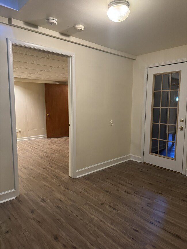 Building Photo - 9019 Meadowlawn Dr