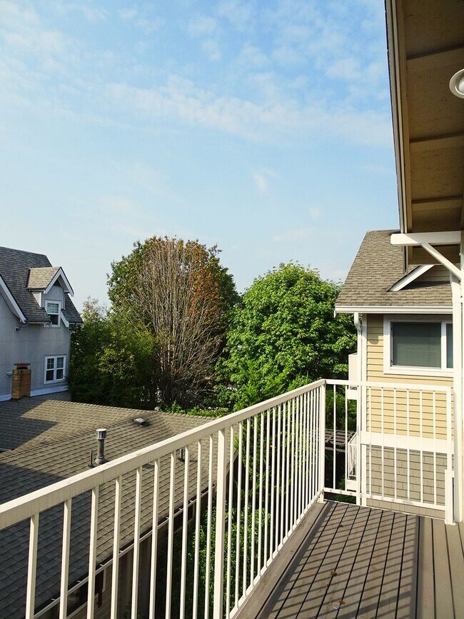 Building Photo - 3Bd/3.5Ba Seattle Townhome