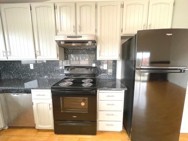 Building Photo - Spacious 3 Bedroom Home with Backyard Pati...