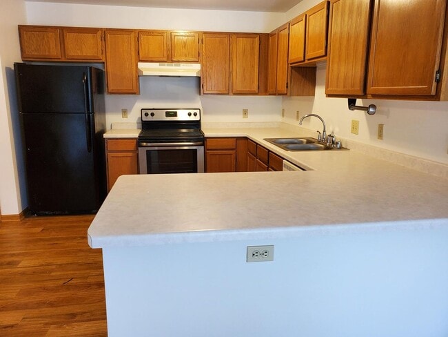 Building Photo - Pewaukee - Charming 2 Bedroom 2 Bath Apart...