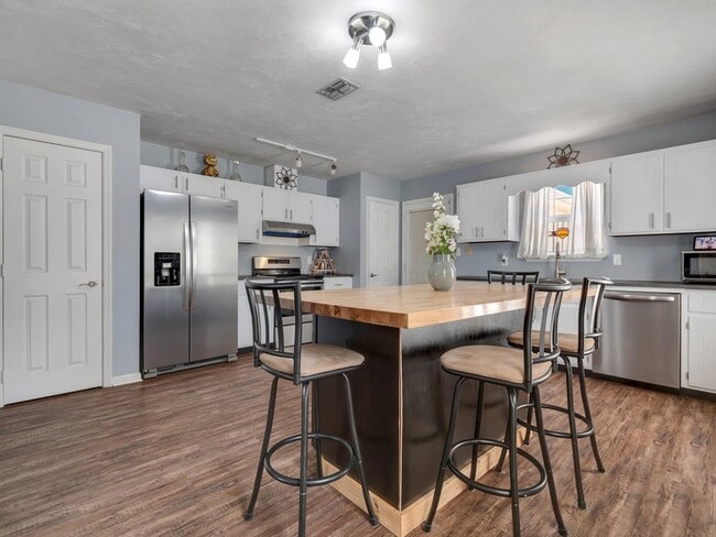 Building Photo - 1572 Cinnamon Bear Cir