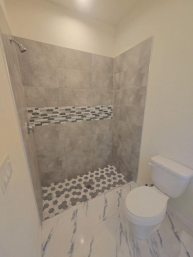 Building Photo - CORNER DULEX-PRIME LOCATION-THREE BEDROOM, TWO BATH, ONE CAR DUPLEX