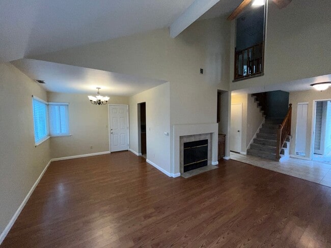 Building Photo - 4BR / 2.5 bath with over 1700 square feet....