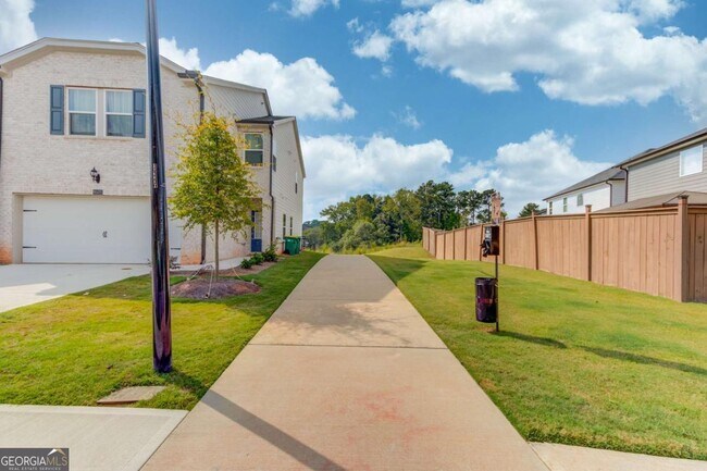 Building Photo - 1325 Lyon Wy Dr