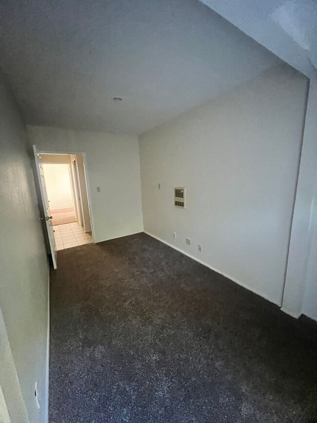 Building Photo - Midtown Ventura - Single story, three bedroom, two bath apartment
