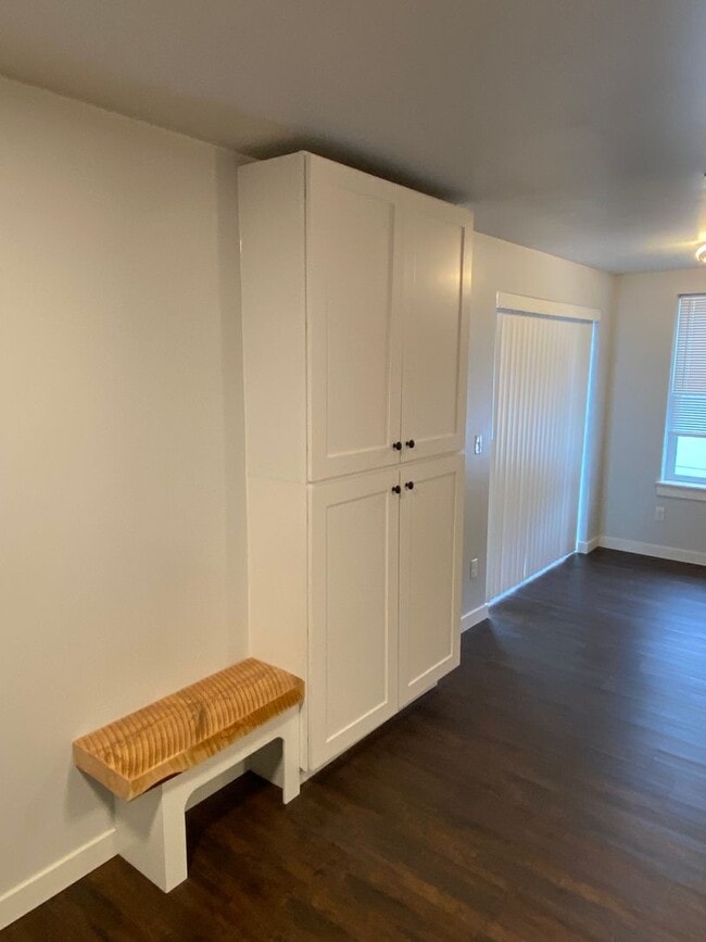 Building Photo - Custom Built Upstairs Private Apartment in...