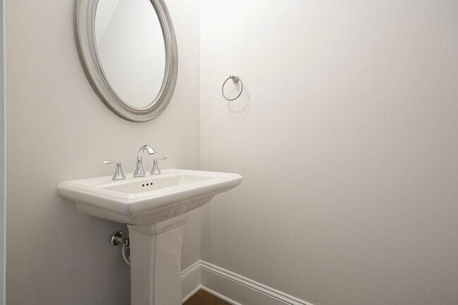 Building Photo - 123 Village Green Ave