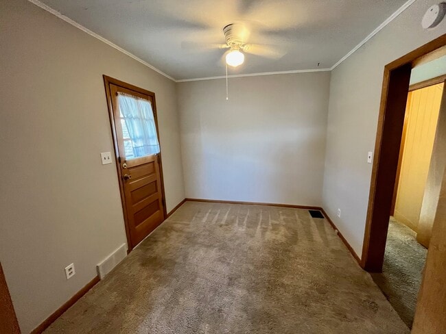 Building Photo - 911 N Center St