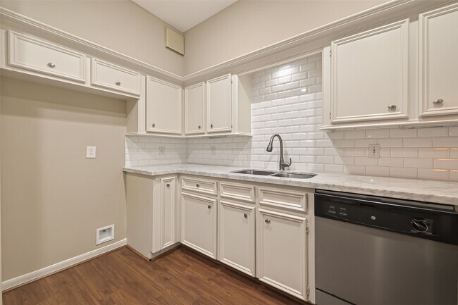 Building Photo - 2413 Potomac Dr