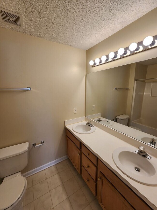 Building Photo - Comfortable 3BD, 2.5BA North Raleigh Townhome with HOA Amenities