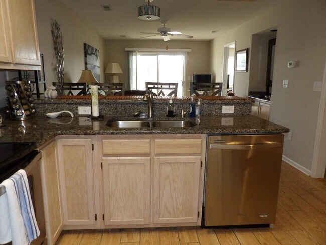 Building Photo - 4622 Greenbriar Dr