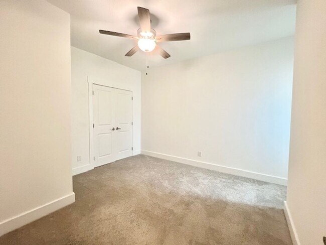 Building Photo - 107 Date Palm Ln