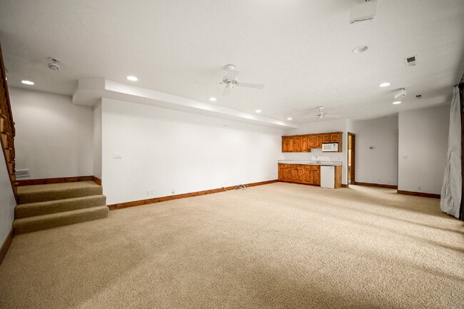 Building Photo - "Spacious 4-Bedroom, 4.5 Bathroom 4792 sq. ft. Retreat with Scenic Views and Cozy Fireplace in St...