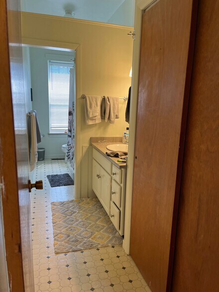Bathroom w/ storage - 2001 Green St