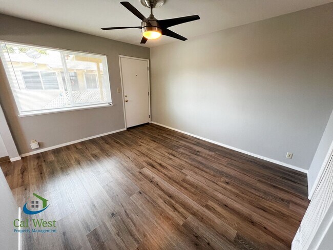 Building Photo - $1995 - Cozy 1/1 located near the Rose Garden