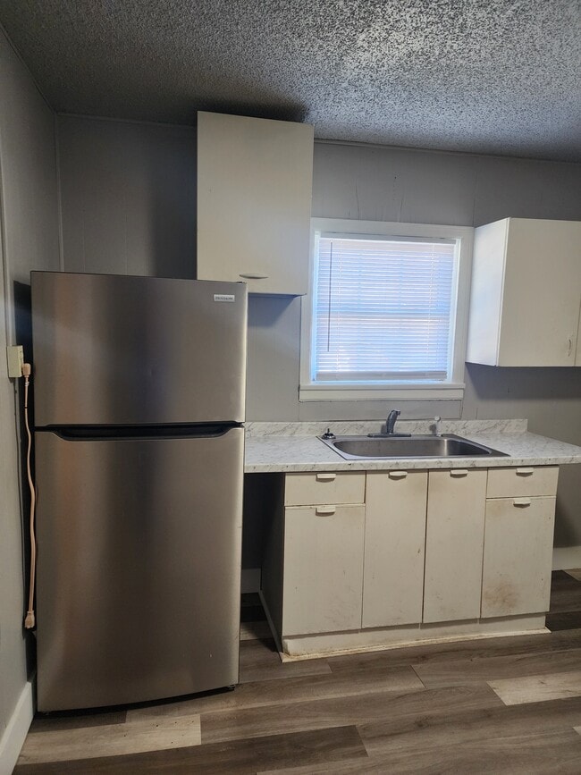 Building Photo - 2402 E Randolph Ave