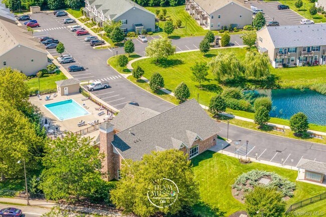 Building Photo - 725 Eastview Dr