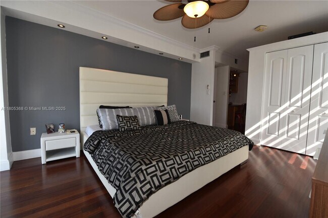 Building Photo - 3731 N Country Club Dr