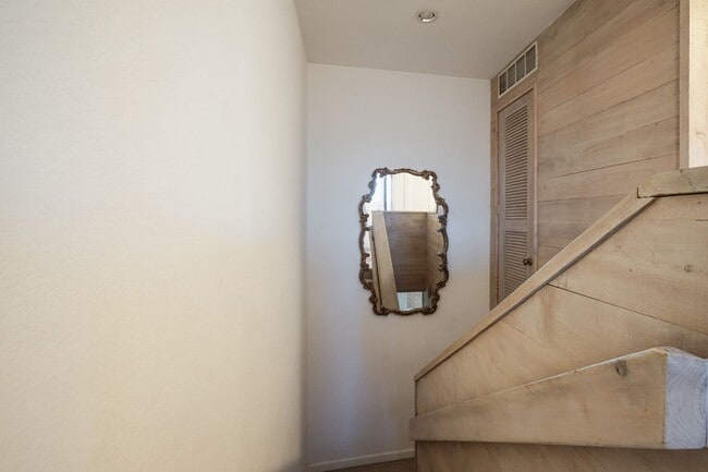 Building Photo - 2 Bedroom Townhome - 1 Block from NPS