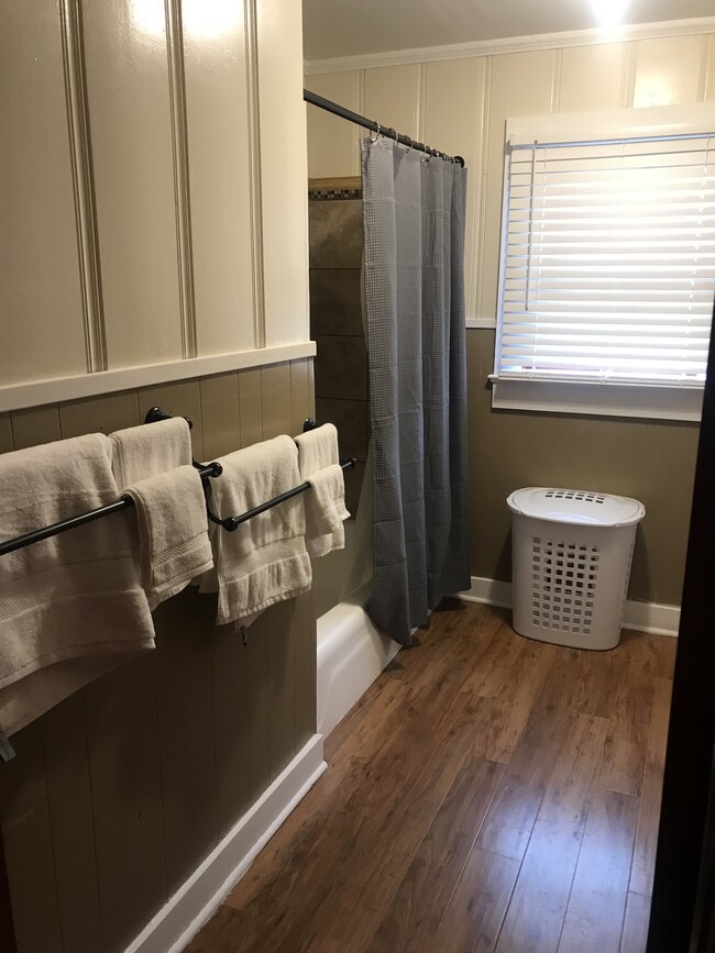 Bathroom - 1495 Henderson Hwy