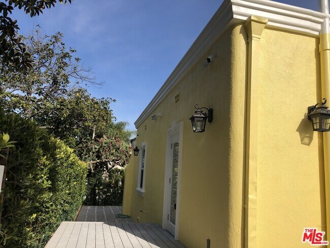 Building Photo - 257 N La Peer Dr