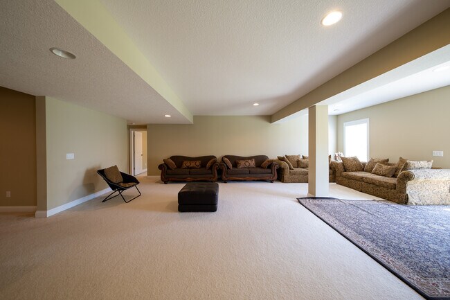 Building Photo - 727 Aster Rd