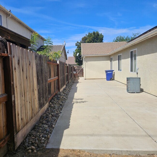 Building Photo - 1720 Somersby Ln