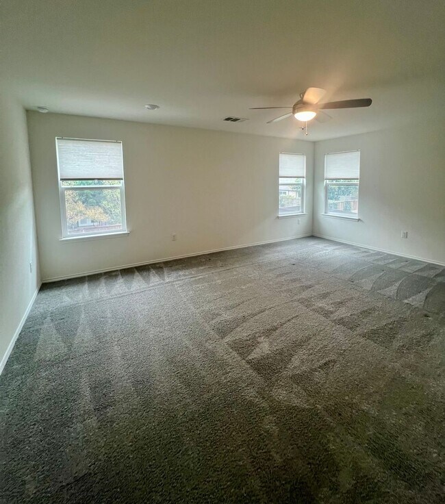 Building Photo - Large 5 Bedroom Home on Corner Lot