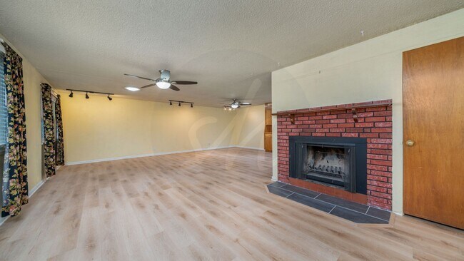 Building Photo - Fantastic 3 Bedroom, 1 level living near F...