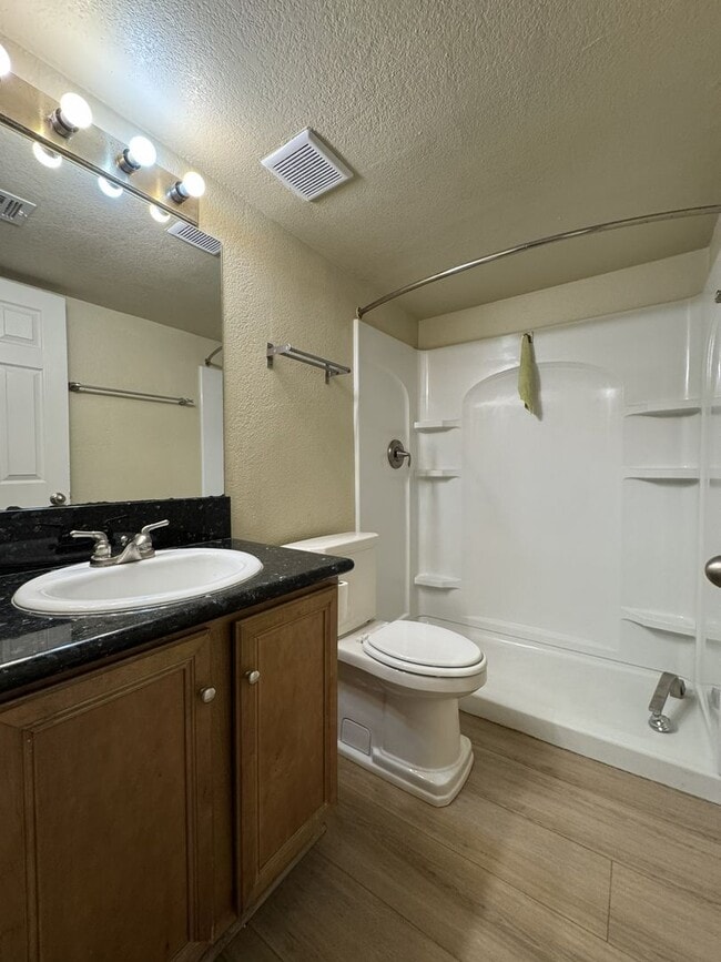Building Photo - MELROSE DISTRICT CONDO WITH HUGE MOVE-IN SPECIAL – HALF OFF FIRST & SECOND MONTH’S RENT!