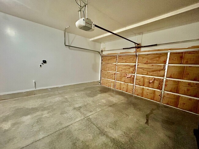 Building Photo - Three bedroom with finished basement in Hamburg!