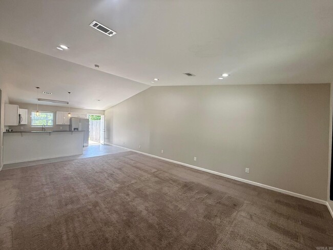 Building Photo - 180 Lakeland Dr