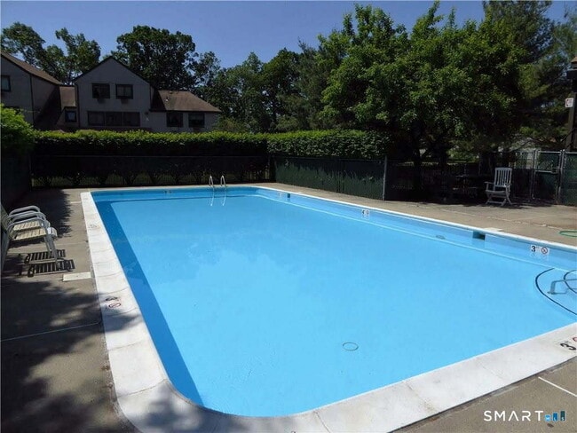 Building Photo - 8 D Pineview Dr