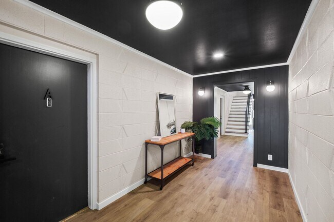 Building Photo - 621 Broadmoor Dr