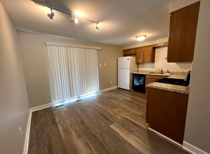 Building Photo - 1390 Lincoln Dr