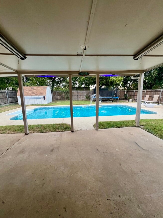 Building Photo - 6012 Highcrest Dr