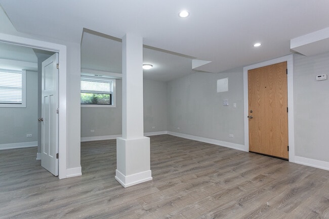 Building Photo - 923 Crain St