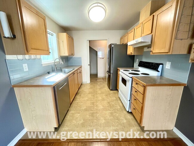 Building Photo - 3 Bedroom, 2.5 Bathroom Townhouse in N Por...