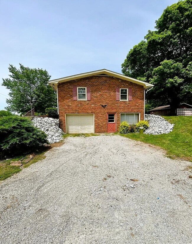 Building Photo - Corydon Rental | 3 Bedroom, 2 Bath Home on Nearly 2 Acres